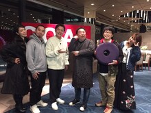 「聞き込みバトル旅 有名人のサイン獲得！箱根～横浜名店巡り」の出演者。左から紅蘭、千鳥、ドランクドラゴン、岡井千聖。(c)テレビ東京