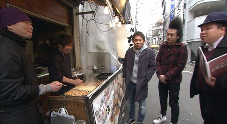 大阪のたこ焼き店を巡るダウンタウン浜田とミサイルマン。(c)MBS