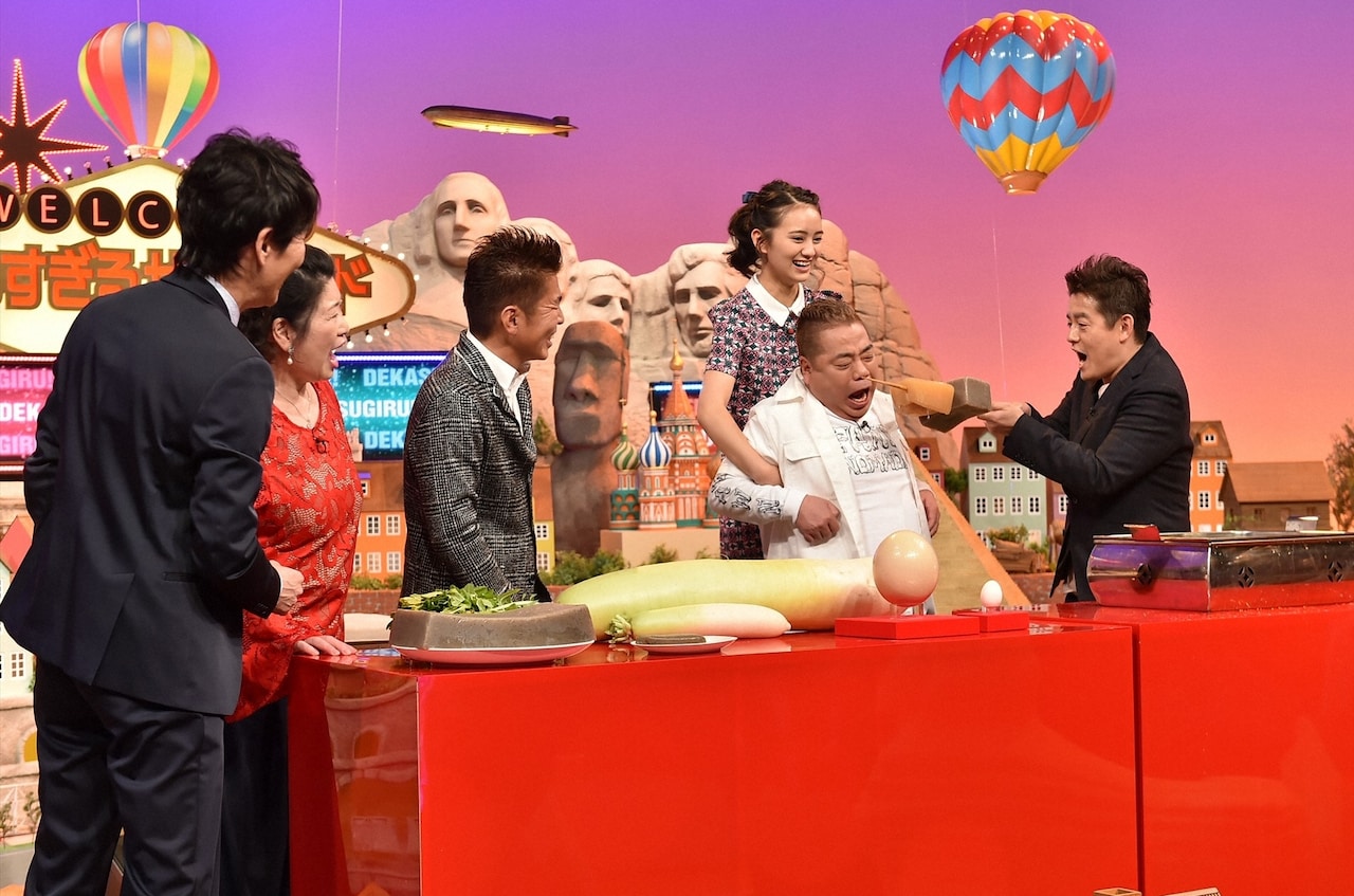 「デカすぎるザ・ワールド マジか!?実在したぞ！超巨大○○40連発SP」で「デカすぎるおでん」に身体を張って挑む出川哲朗（右から2人目）。(c)TBS