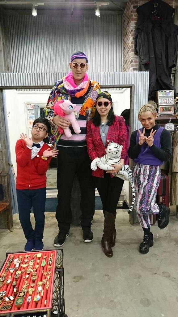 デカすぎる夫婦とパンクブーブー黒瀬（左）、りゅうちぇる（右）。(c)TBS