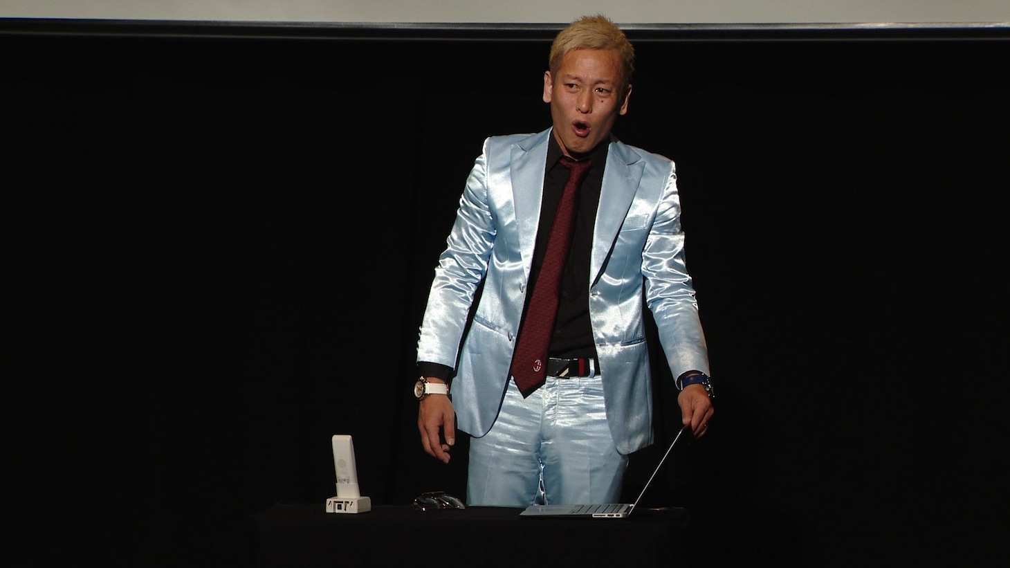 DVD「じゅんいちダビッドソンの『のびしろの向こう側』」に出演する、じゅんいちダビッドソン。