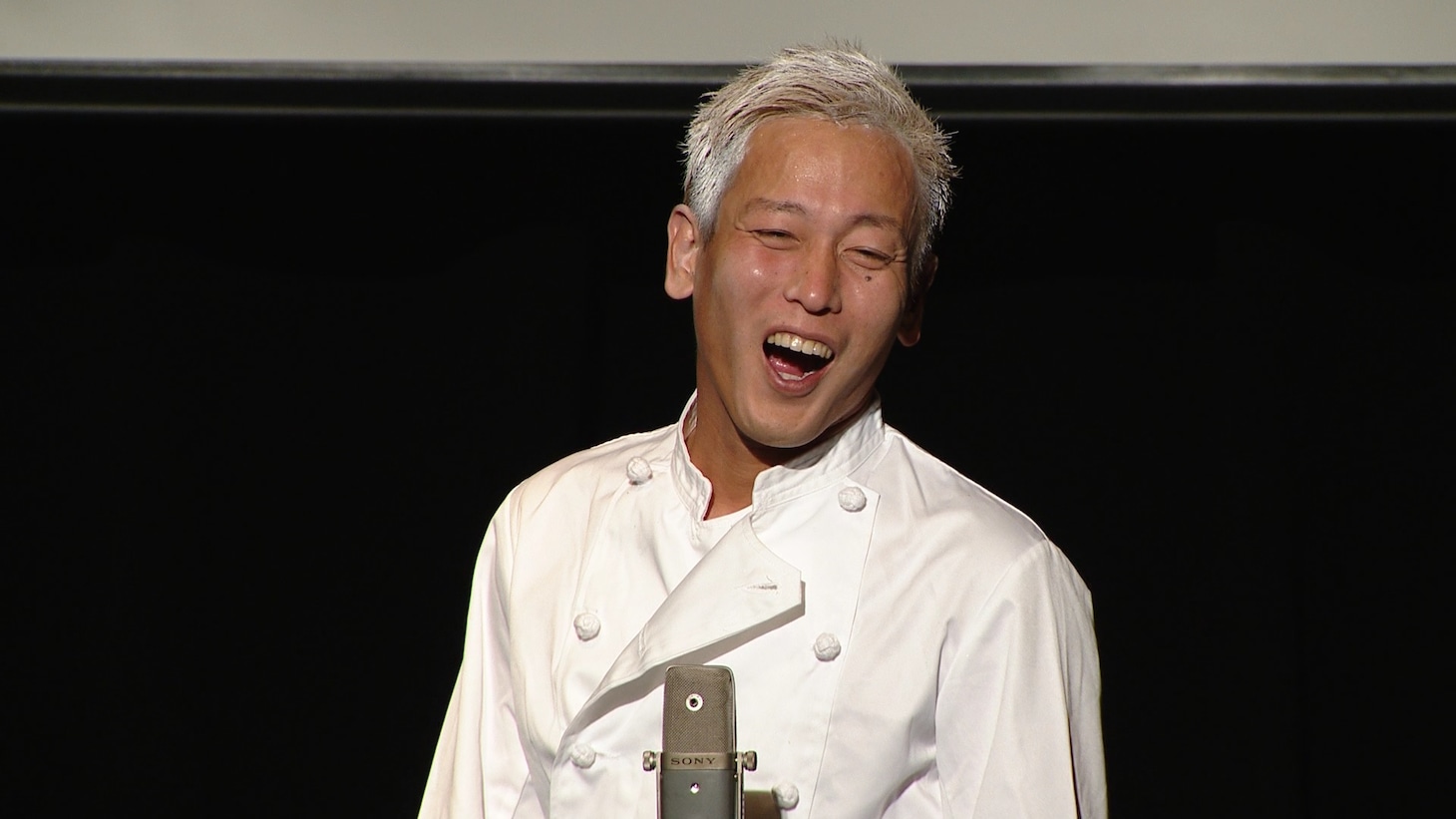 DVD「じゅんいちダビッドソンの『のびしろの向こう側』」に出演する、じゅんいちダビッドソン。