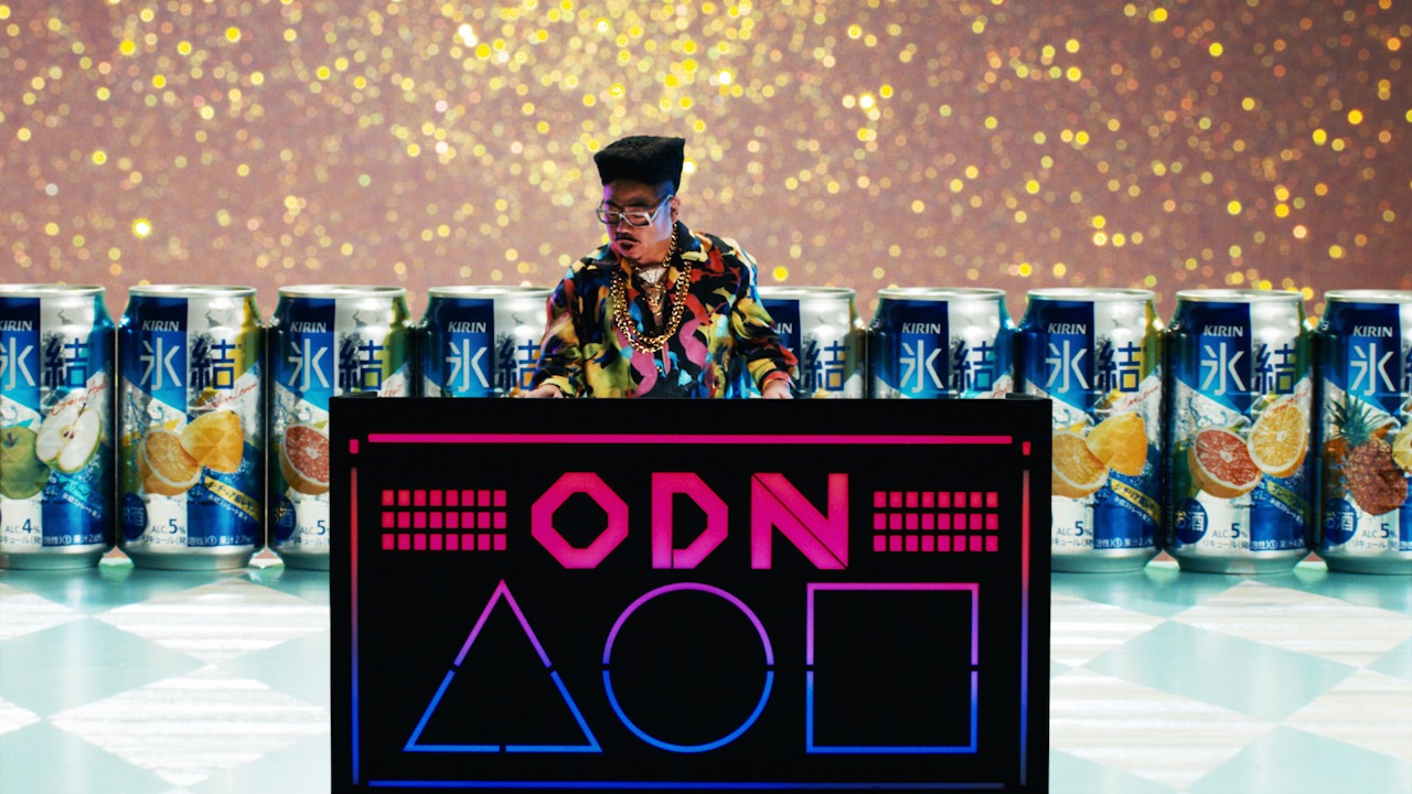 「おでんパ組」が出演するミュージックビデオ「ODEN-PA」のワンシーン。