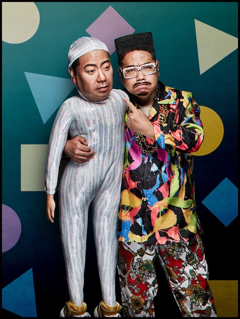 1人2役で、Dega Wild（右）とテッチャン・オデン＝パ（左）に扮する出川哲朗。