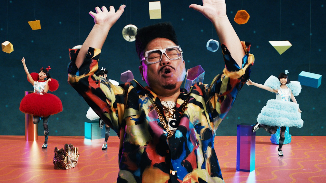 「おでんパ組」が出演するミュージックビデオ「ODEN-PA」のワンシーン。
