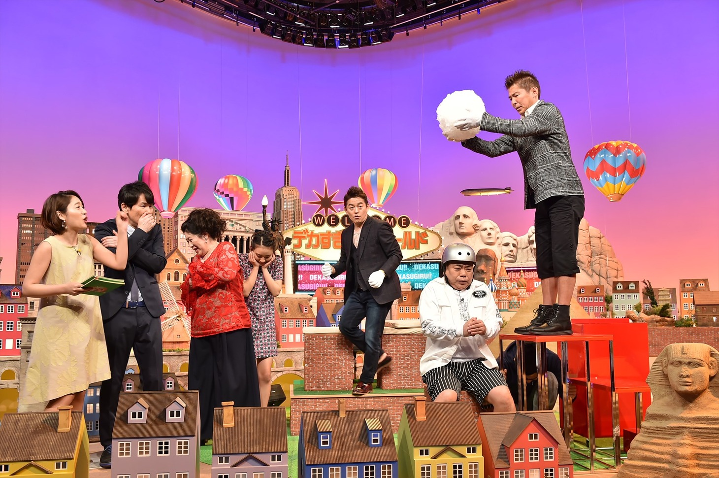 「デカすぎる雹（ひょう）」に身体を張って挑む出川哲朗（右から2人目）。(c)TBS