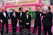 涙ぐむゆりやんレトリィバァ（右端）の顔を、普段自身の股間を隠しているお盆で隠すアキラ100%（右から2人目）。