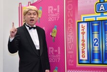 決勝のネタ順選びの際、Aブロックの1番手を自ら選択したレイザーラモンRG。