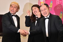 握手する三浦マイルド（右）とレイザーラモンRG（左）。中央は横澤夏子。