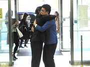 市長にハグされる銀シャリ橋本。