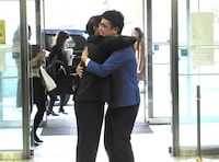 市長にハグされる銀シャリ橋本。