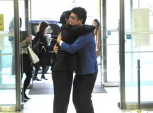 市長にハグされる銀シャリ橋本。