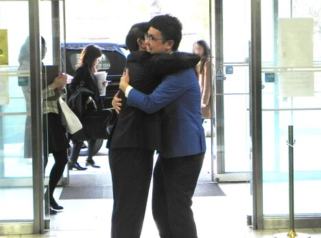 市長にハグされる銀シャリ橋本。