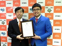 伊丹市長の藤原保幸氏（左）と銀シャリ橋本（右）。