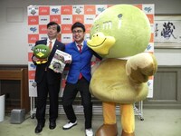 「伊丹大使」委嘱式の様子。