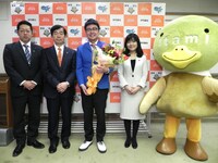 「伊丹大使」委嘱式の様子。