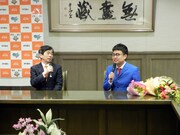 伊丹の思い出を語る銀シャリ橋本（右）。