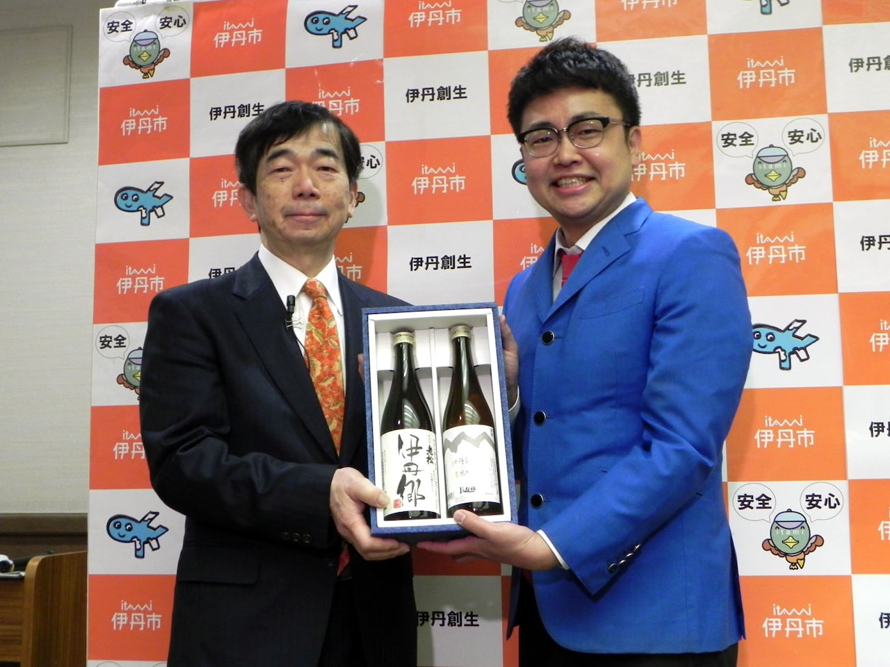 伊丹市長の藤原保幸氏（左）と銀シャリ橋本（右）。