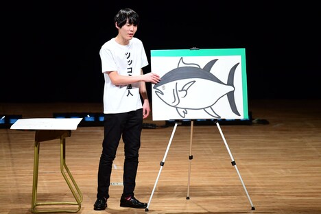 ネタを披露する山ノ内。