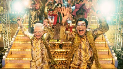 高須クリニックのCM「ピコ太郎篇」に出演するピコ太郎（右）と高須克弥院長（左）。