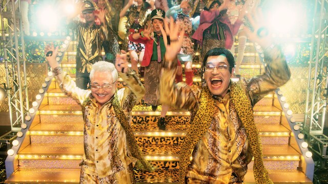 高須クリニックのCM「ピコ太郎篇」に出演するピコ太郎（右）と高須克弥院長（左）。