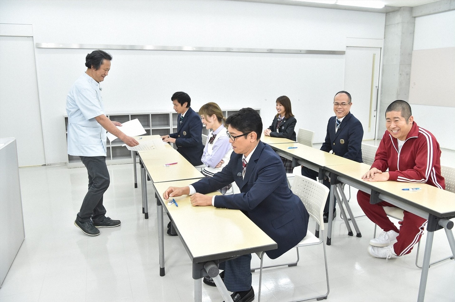 「トコトン掘り下げ隊！生き物にサンキュー!!」で猫にまつわるテストを受験する出演者たち。(c)TBS