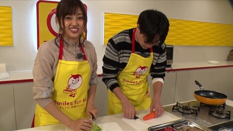 （左から）菊地亜美、平成ノブシコブシ吉村。(c)HBC