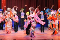 過去に行われたワハハ本舗の全体公演の様子。