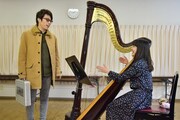 大阪音楽大学を訪れる田村淳(左)。(c)MBS