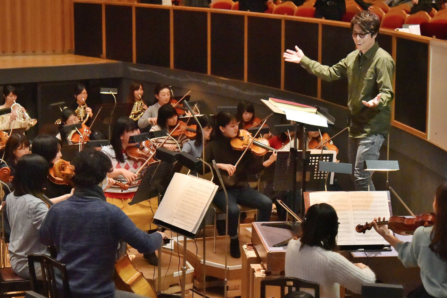 「残酷な天使のテーゼ」の演奏の指揮を務めるロンドンブーツ1号2号・田村淳。(c)MBS