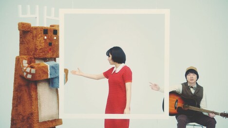 練習するよう促される、三四郎・小宮扮するましかくん（左）。