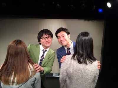 同日にそれぞれ一般女性と結婚した、ぐりんぴーす（中央）。