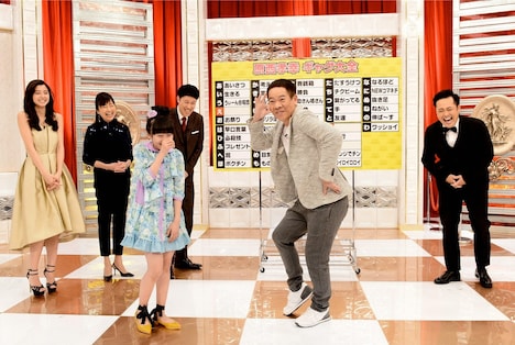 ギャグを披露するFUJIWARA原西（中央）。(c)ABC