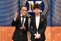 漫才でトークテーマを発表するアインシュタイン。(c)読売テレビ