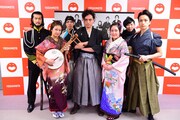 舞台「おりょう」で坂本龍馬を演じるミサイルマン岩部（中央）ら。