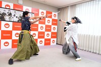 記者会見で披露された殺陣。