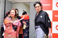 左からおりょう役の福本愛菜、坂本龍馬役のミサイルマン岩部。