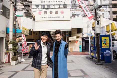 左から東貴博、萬田久子。