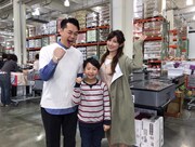 「ジョブチューン～アノ職業のヒミツぶっちゃけます！SP」で、コストコを訪れるバナナマン設楽（左）。(c)TBS