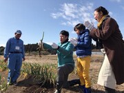 道の駅を訪れるアンジャッシュ児嶋（左から2人目）、北陽・虻川（右端）。(c)TBS