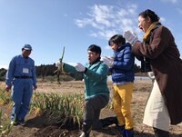 道の駅を訪れるアンジャッシュ児嶋（左から2人目）、北陽・虻川（右端）。(c)TBS