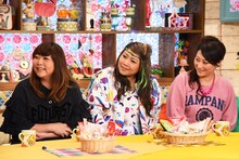 （左から）海原やすよ ともこ、友近。(c)関西テレビ