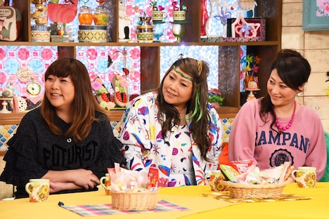 (左から)海原やすよ ともこ、友近。(c)関西テレビ