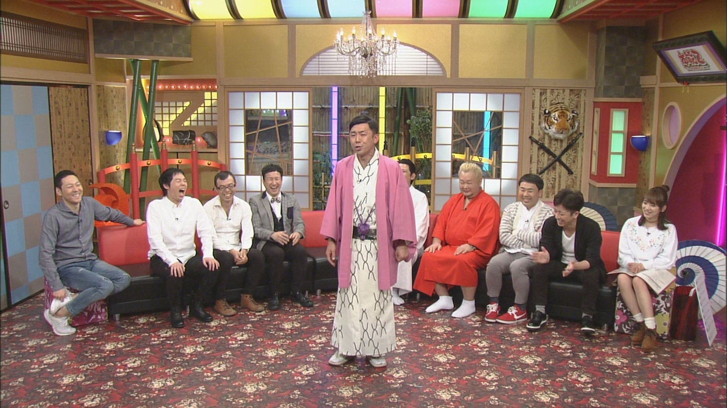 ネタを披露する天津・木村（中央）。(c)CBC
