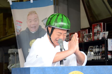 大きく取り上げてもらうよう取材陣に懇願する出川哲朗。