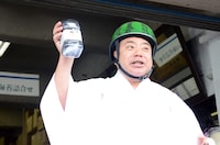 取材陣に海苔を配る出川哲朗。