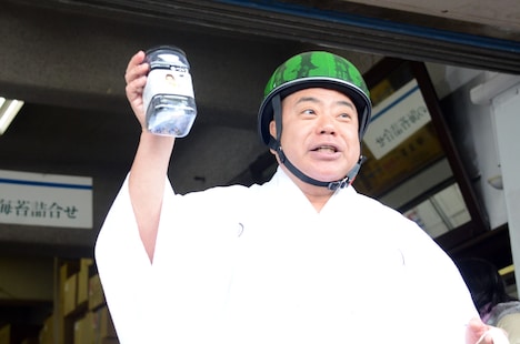 取材陣に海苔を配る出川哲朗。