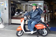 “相方”である電動バイクにまたがる出川哲朗。