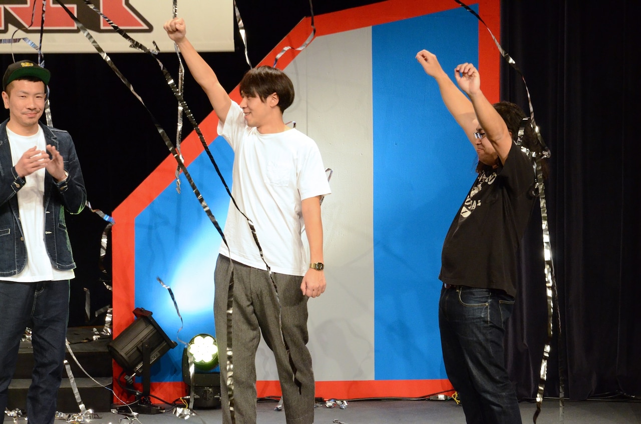 優勝した瞬間のロッチ。