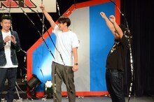 優勝した瞬間のロッチ。